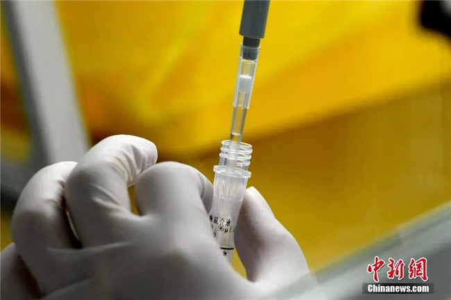 資料圖：工作人員正在準(zhǔn)備檢測試劑。<a target='_blank'  data-cke-saved- >中新社</a>記者 王東明 攝