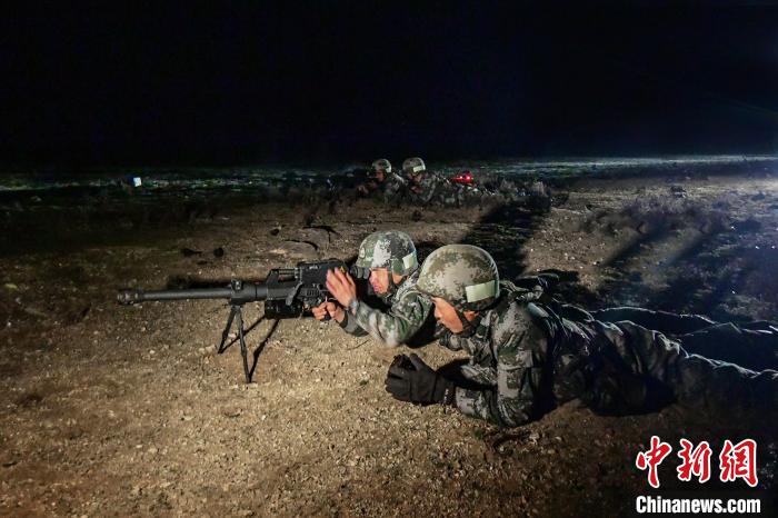 夜間狙擊手摧毀敵探照燈?！∑呀?攝