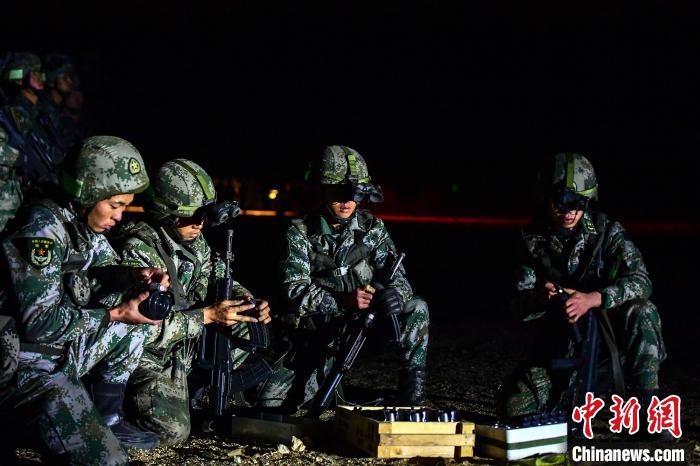 戰(zhàn)士正在補(bǔ)充彈藥。　蒲津 攝