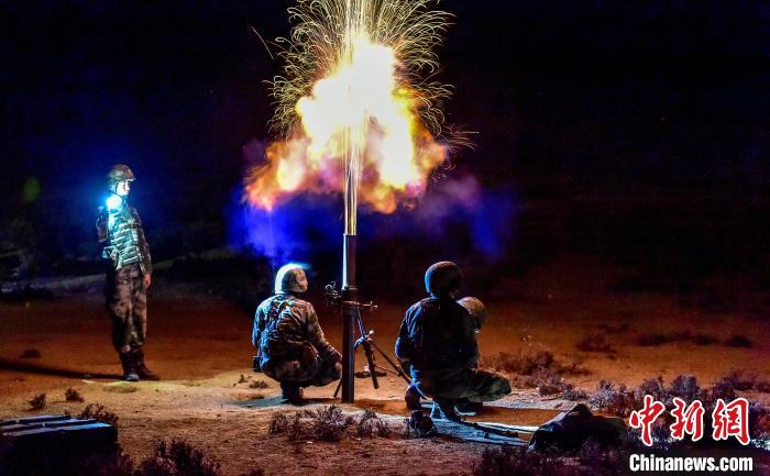演練中偵察兵在夜間利用迫擊炮摧毀敵輕型裝甲?！」鶘|東 攝