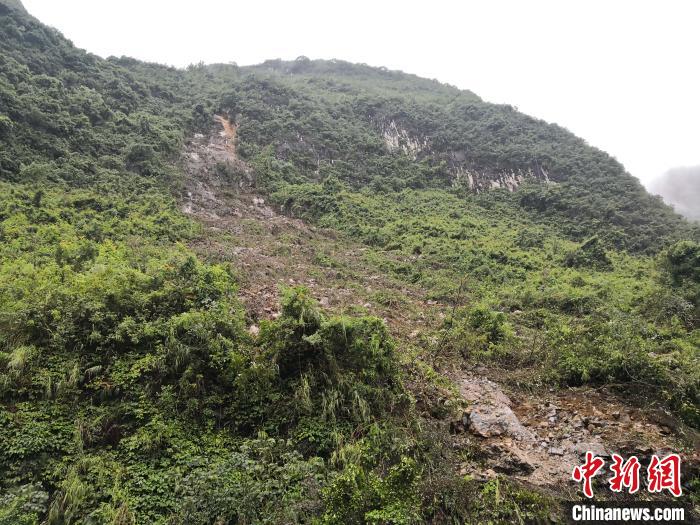 山體滑坡處。　黃鵬 攝