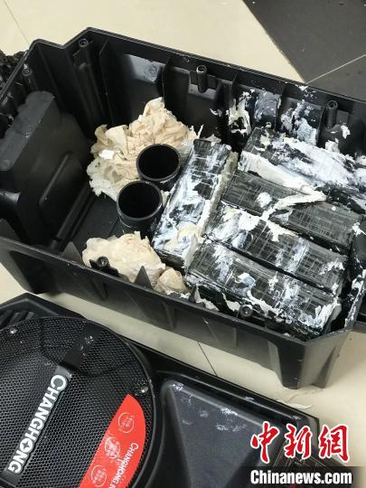 圖為臨滄邊境管理支隊(duì)從音響中查獲毒品。　劉永青 攝