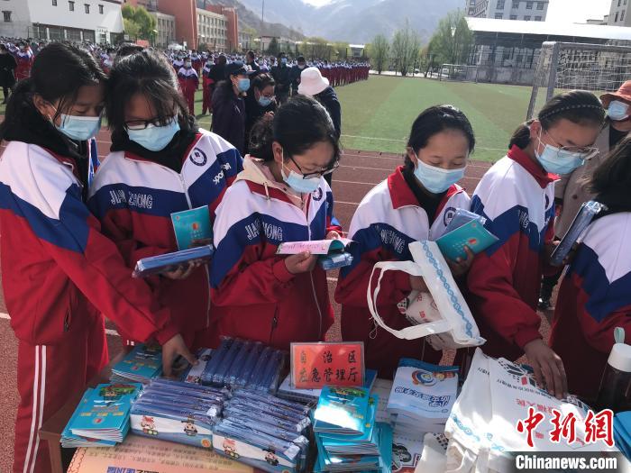 圖為西藏自治區(qū)應(yīng)急管理廳在學校開展安全生產(chǎn)宣傳(資料圖)。西藏自治區(qū)應(yīng)急管理廳 供圖