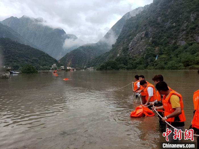 救援人員正在全力營救被困群眾。　丹巴宣提供 攝