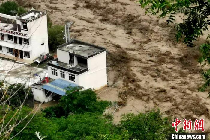 洪水淹沒房屋。　丹巴宣提供 攝