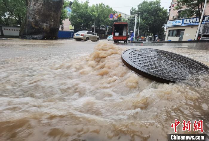 圖為重慶萬州城區(qū)積水嚴重?！≈貞c萬州區(qū)委宣傳部供圖 攝