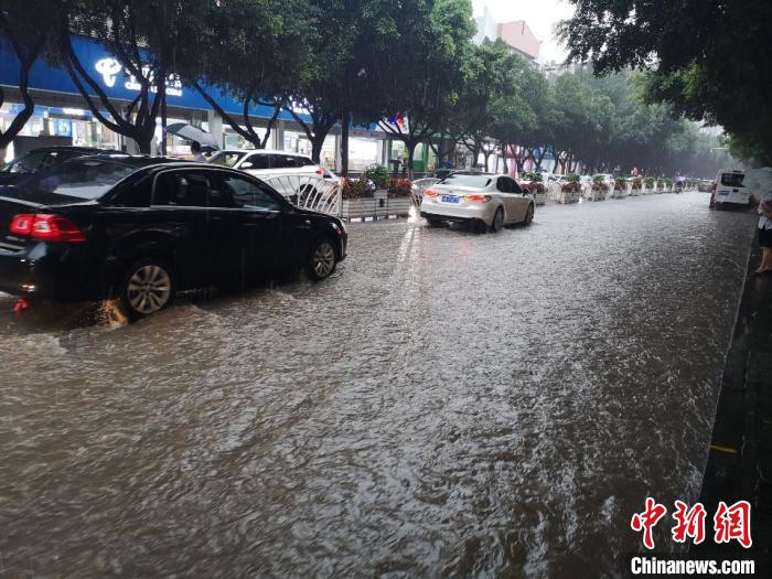 圖為重慶萬州城區(qū)積水嚴重。　重慶萬州區(qū)委宣傳部供圖 攝