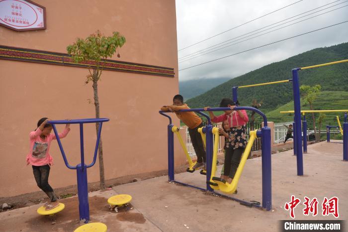 甲甲溝村里玩耍的孩子。　張浪 攝