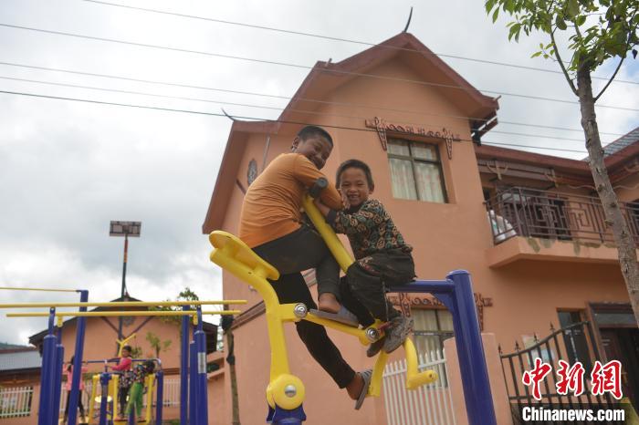 甲甲溝村里玩耍的孩子。　張浪 攝