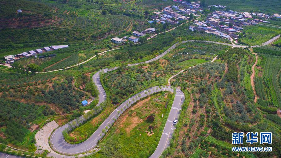 （新華全媒頭條·走向我們的小康生活·圖文互動(dòng)）（1）長(zhǎng)城腳下，小康村串成“珍珠鏈”