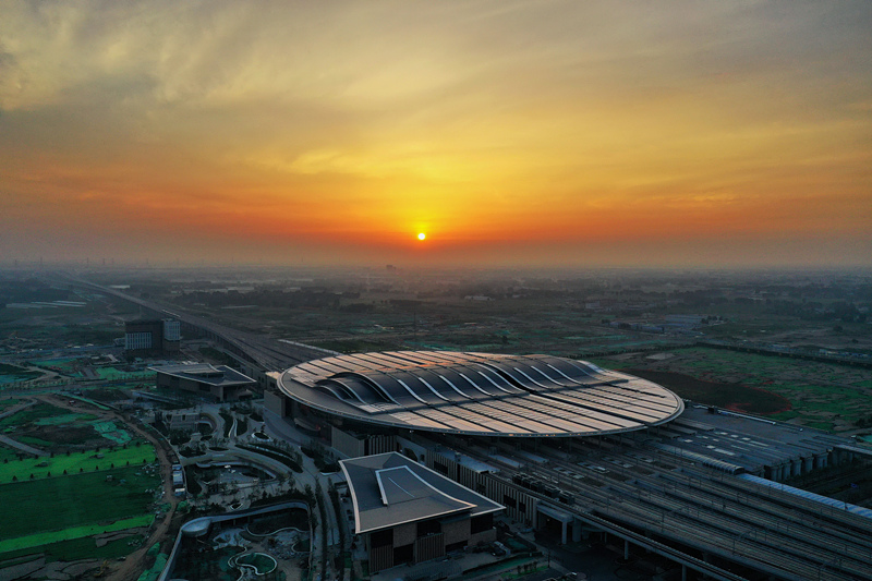 這是2021年7月1日拍攝的京雄城際鐵路雄安站。