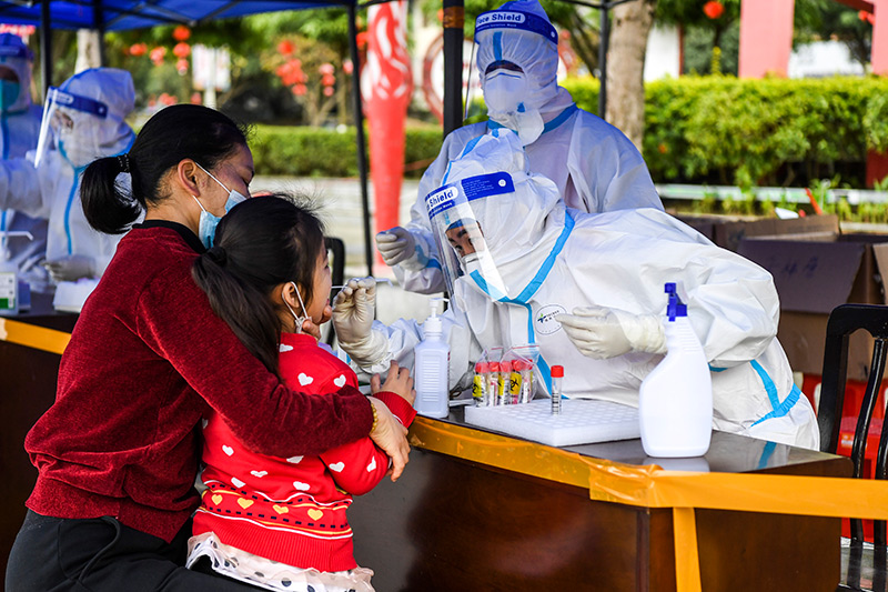 2022年2月16日，在廣西百色市德?？h，醫(yī)務人員在做核酸采樣。