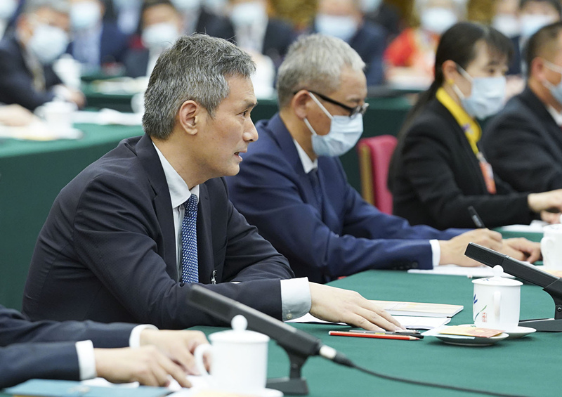 2020年5月24日，全國人大代表羅杰（左一）參加湖北代表團的審議并發(fā)言。