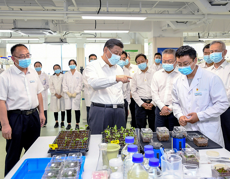 2022年4月10日至13日，中共中央總書記、國家主席、中央軍委主席習近平在海南考察。這是10日下午，習近平在位于三亞市崖州灣科技城的崖州灣種子實驗室考察。