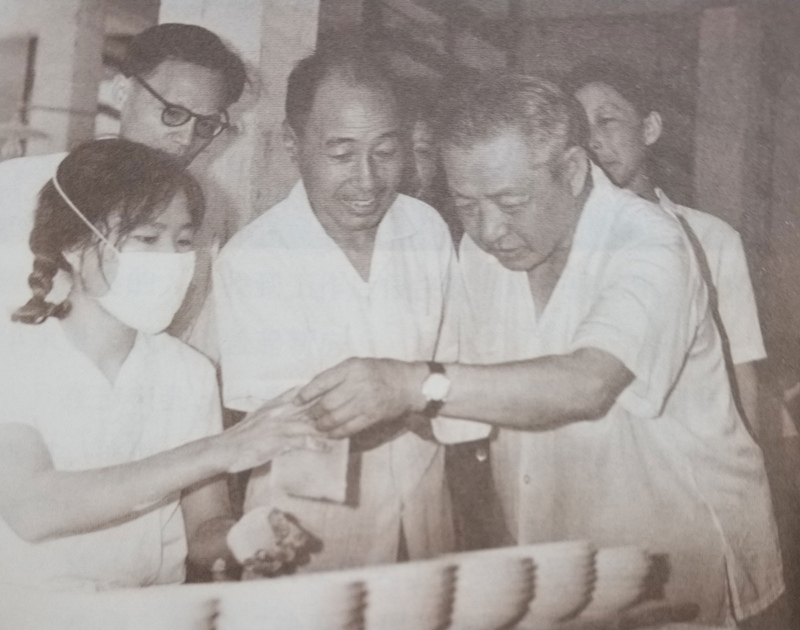 習仲勛在廣東積極探索國有企業(yè)改革的路子，支持并推廣“清遠經(jīng)驗”，擴大企業(yè)自主權，提高企業(yè)生產(chǎn)效率。圖為習仲勛考察企業(yè)，了解企業(yè)生產(chǎn)和改革情況。