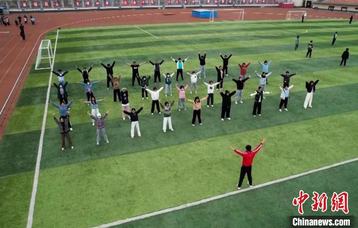 寧夏大學(xué)校園內(nèi)，學(xué)生跟隨老師練習(xí)八段錦。 謝宇 攝