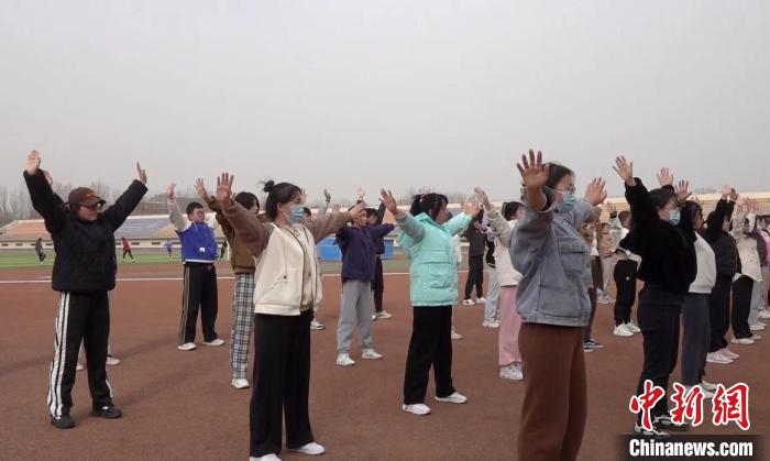 寧夏大學(xué)校園內(nèi)，學(xué)生練習(xí)八段錦。 謝宇 攝