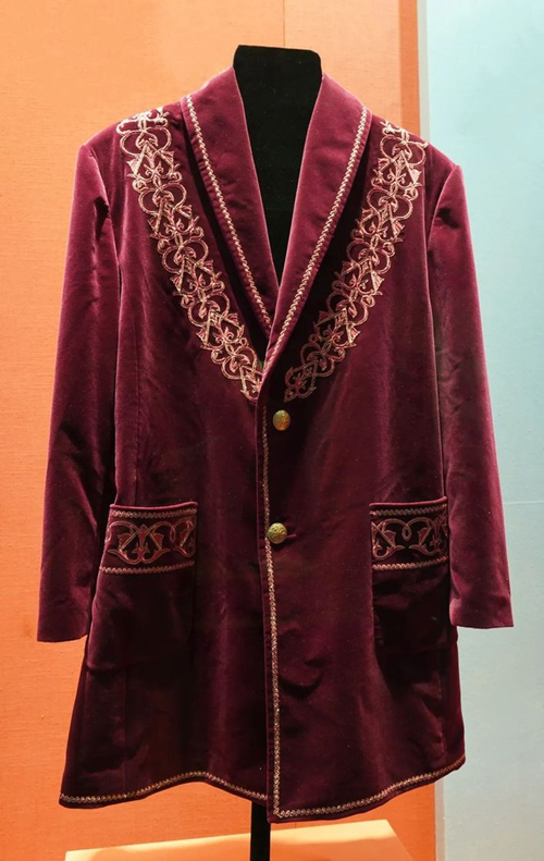 2013年9月，時任哈薩克斯坦總統(tǒng)納扎爾巴耶夫贈送習近平主席的哈薩克斯坦民族服裝。