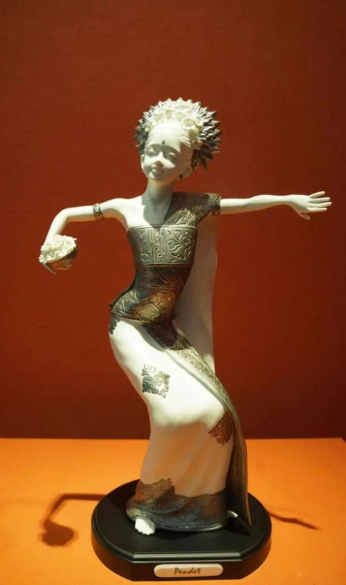 2013年10月，時任印度尼西亞總統(tǒng)蘇西洛贈送習近平主席的鑲錫瓷塑舞者。