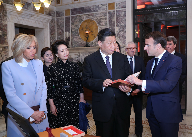 2019年3月24日，習(xí)近平在法國尼斯會(huì)見法國總統(tǒng)馬克龍。會(huì)見前，馬克龍向習(xí)近平贈(zèng)送1688年法國出版的首部《論語導(dǎo)讀》法文版原著。