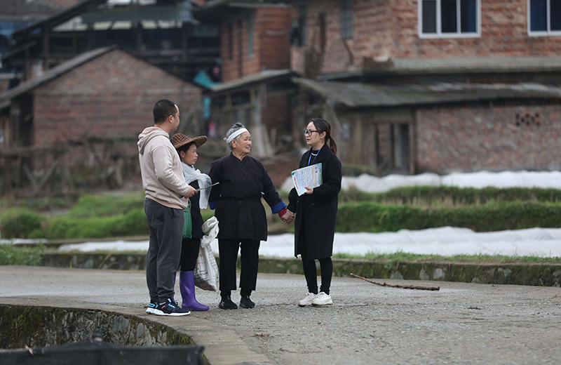 2022年3月24日，在廣西柳州市三江侗族自治縣良口鄉(xiāng)南寨村，紀檢監(jiān)察干部（右一、左一）在了解惠農(nóng)政策落實情況。