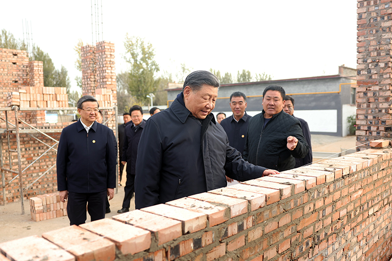 2023年11月10日，習近平總書記在河北保定涿州市刁窩鎮(zhèn)萬全莊村房屋重建施工現(xiàn)場考察。