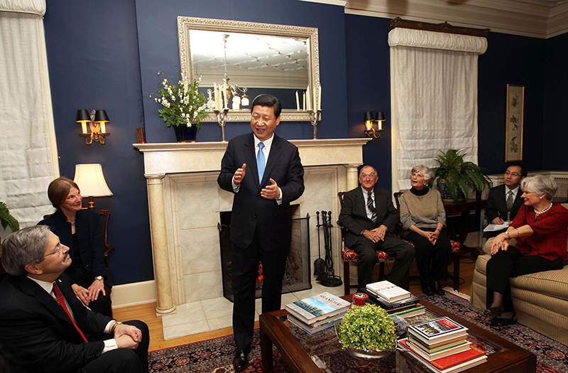 習(xí)近平2012年訪美時(shí)與老朋友敘舊場景。