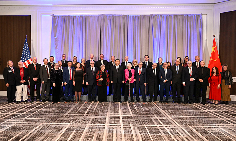 這是美國友好團(tuán)體聯(lián)合歡迎宴會(huì)開始前，習(xí)近平主席會(huì)見飛虎隊(duì)和史迪威將軍后人、鼓嶺、艾奧瓦州、華盛頓州等方面友好人士代表，同他們親切交談并合影留念。