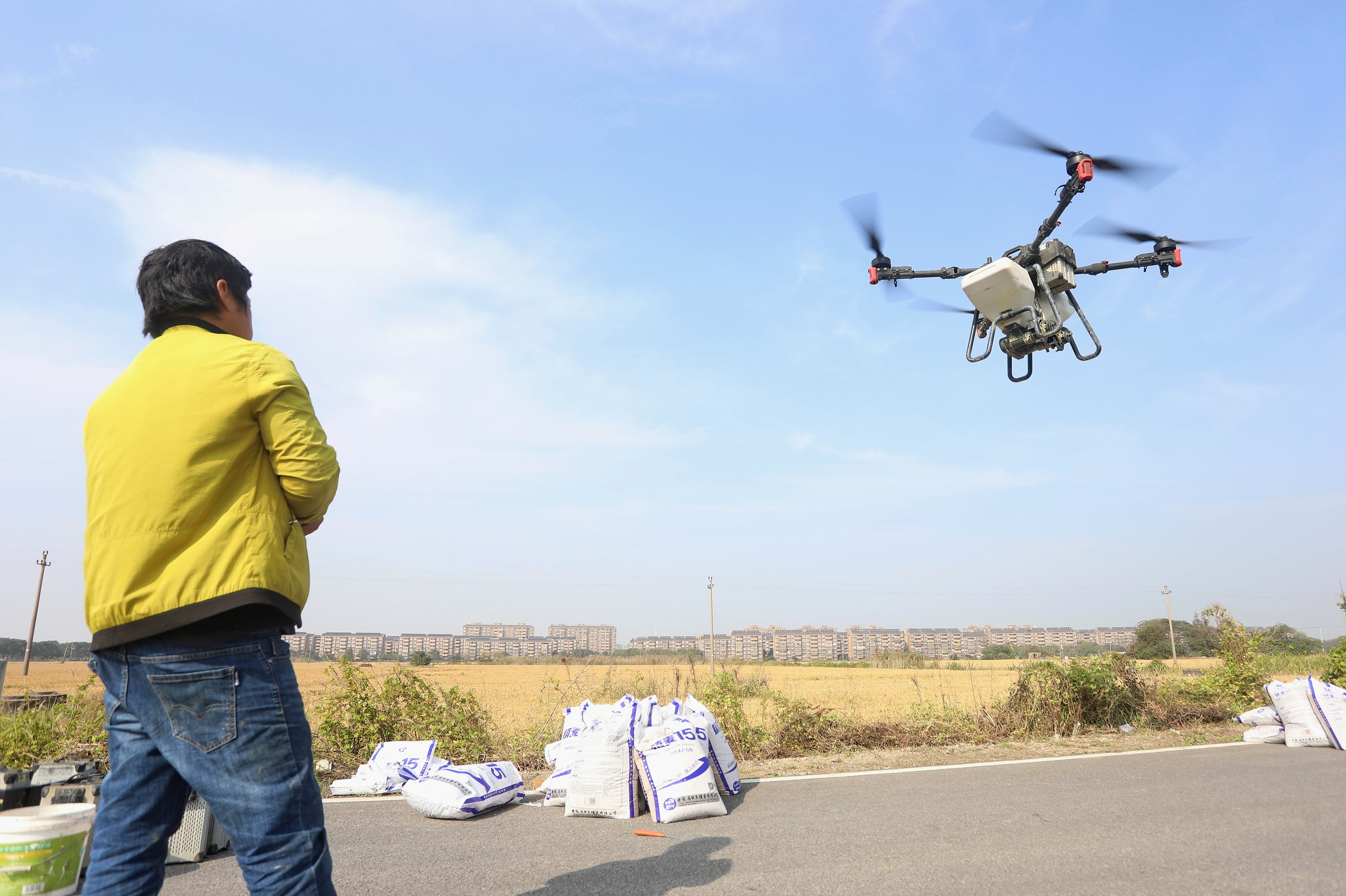 2023年11月15日，浙江嘉興，南湖區(qū)七星街道一處農田里，農民操縱無人機進行冬小麥飛播。
